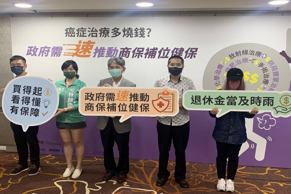 癌症希望基金會舉行「癌友自費多燒錢？政府應加速推動商業保險補位健保」記者會大合影
