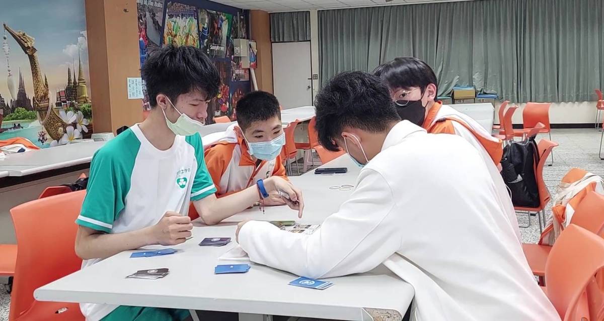 新北高中學生搜尋許多國際事件和國際議題素材  設計一款可認識17項SDGs桌遊