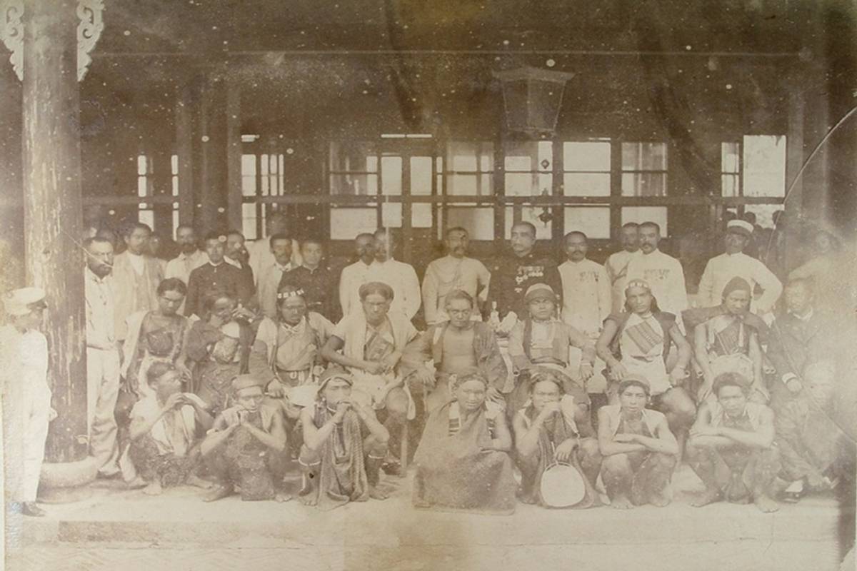 赴日原住民與總督府官員合照 (國臺圖提供)