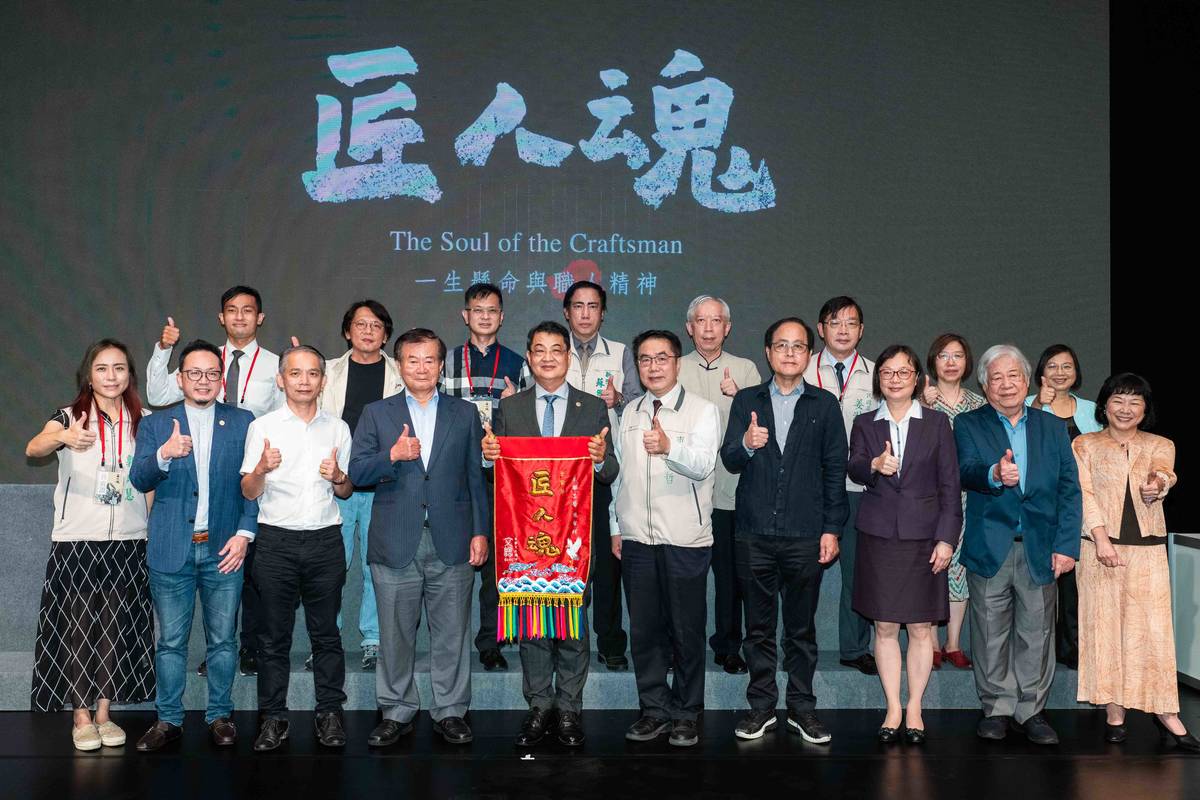 文化總會《匠人魂》「入木三分」影片的發布記者會大合影 (文總提供)