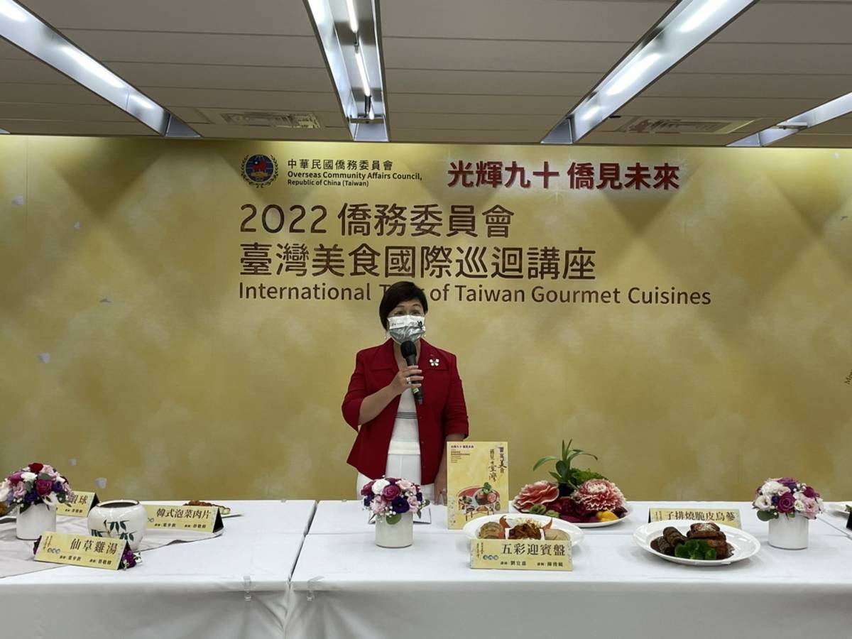 僑委會副委員長徐佳青勉勵即將前往非洲、美東、美西和歐洲地區等23個城市巡迴教學的主廚，以美食進行文化外交，用料理行銷台灣。