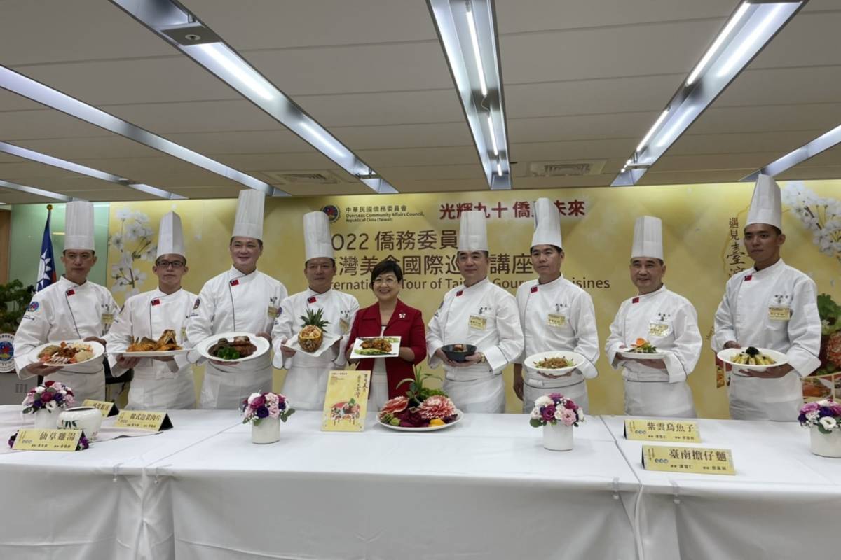 僑務委員會今天(22日)舉辦「2022年臺灣美食國際巡迴講座」行前說明會，宣佈今年八月到九月，將由臺灣主廚前往非洲、美東、美西和歐洲地區等23個城市巡迴教學，與海外僑胞分享特色台菜，用料理讓世界看見臺灣。
