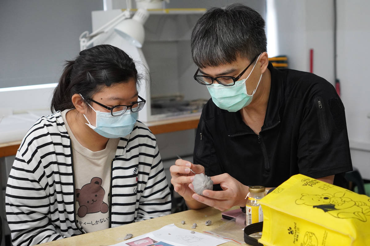 大葉大學多媒體學程江家慶老師(右)教學生雕刻技巧(圖片來源:大葉大學)