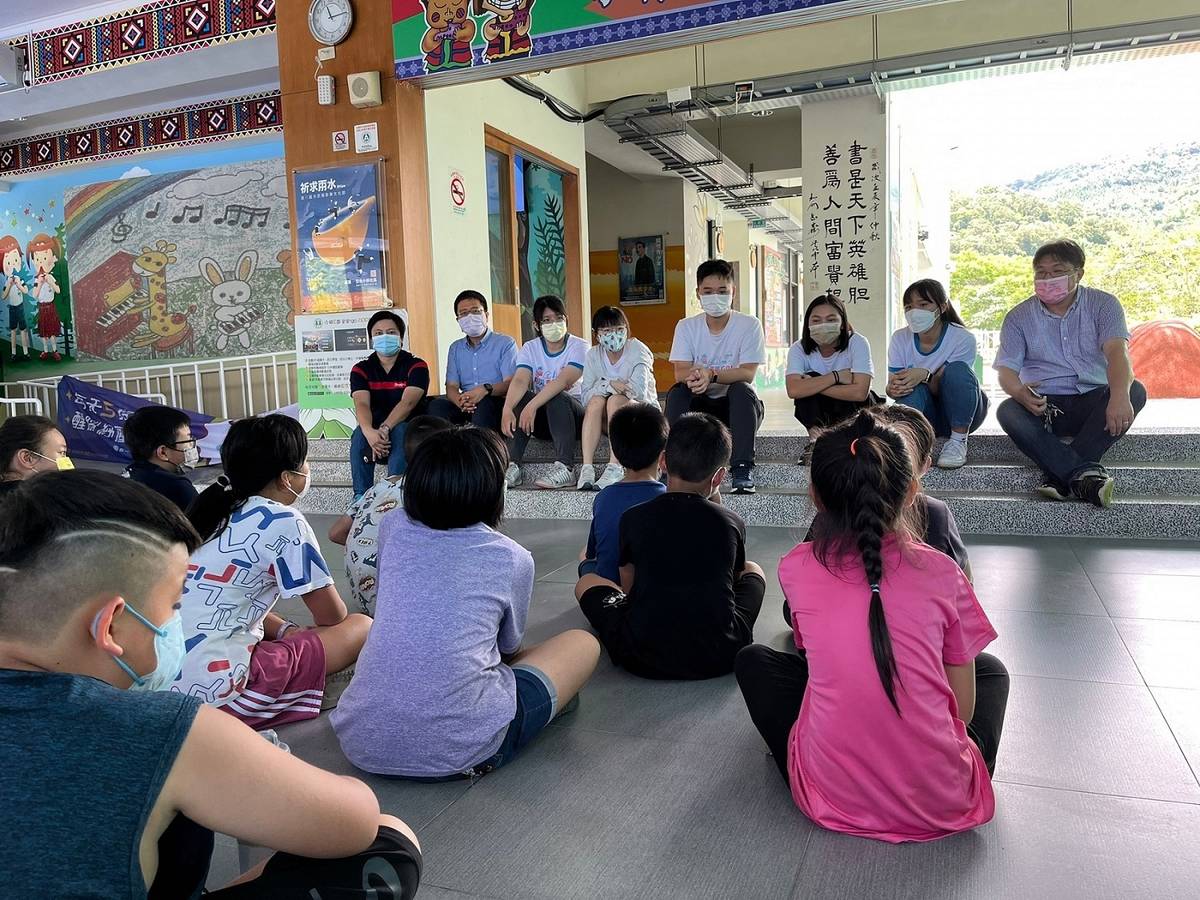 防災青年大使對小林國小學生互動交流防災知識（教育部提供）