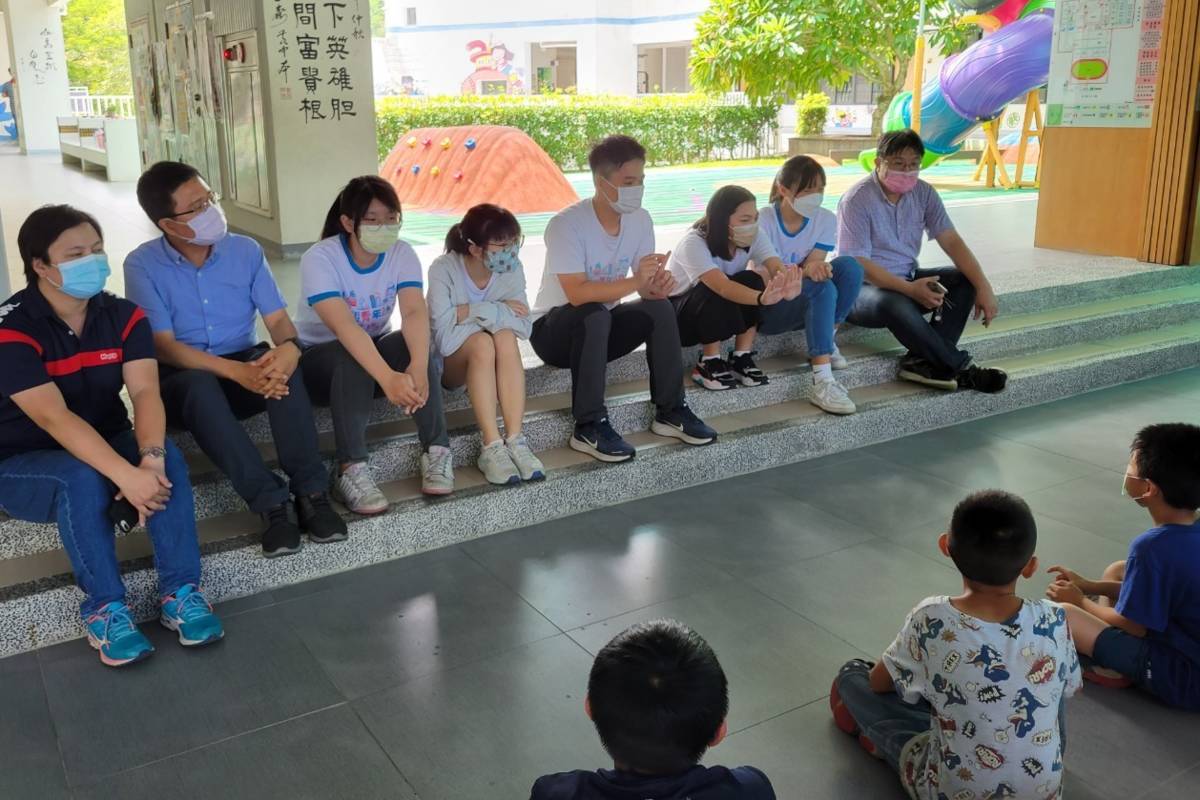 小林國小校長與大使們交流防災教育知識（教育部提供）
