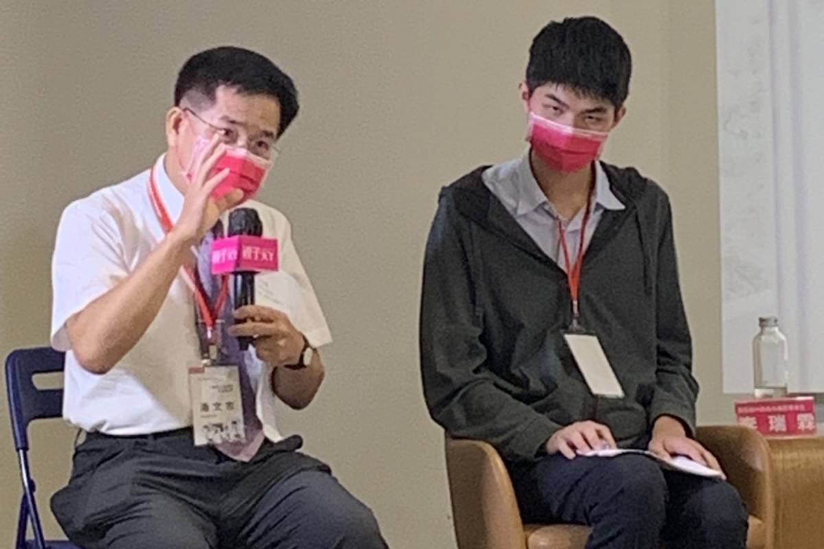 潘文忠部長與學校端座談（邱祐慶攝）