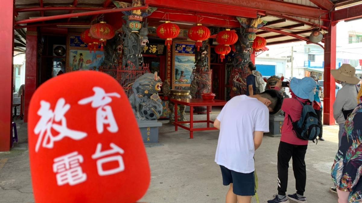 在漁港旁的山腰處，有一座由大陳島民所供奉的「富岡海神廟」，是臺灣唯一主祀如意娘娘的廟宇