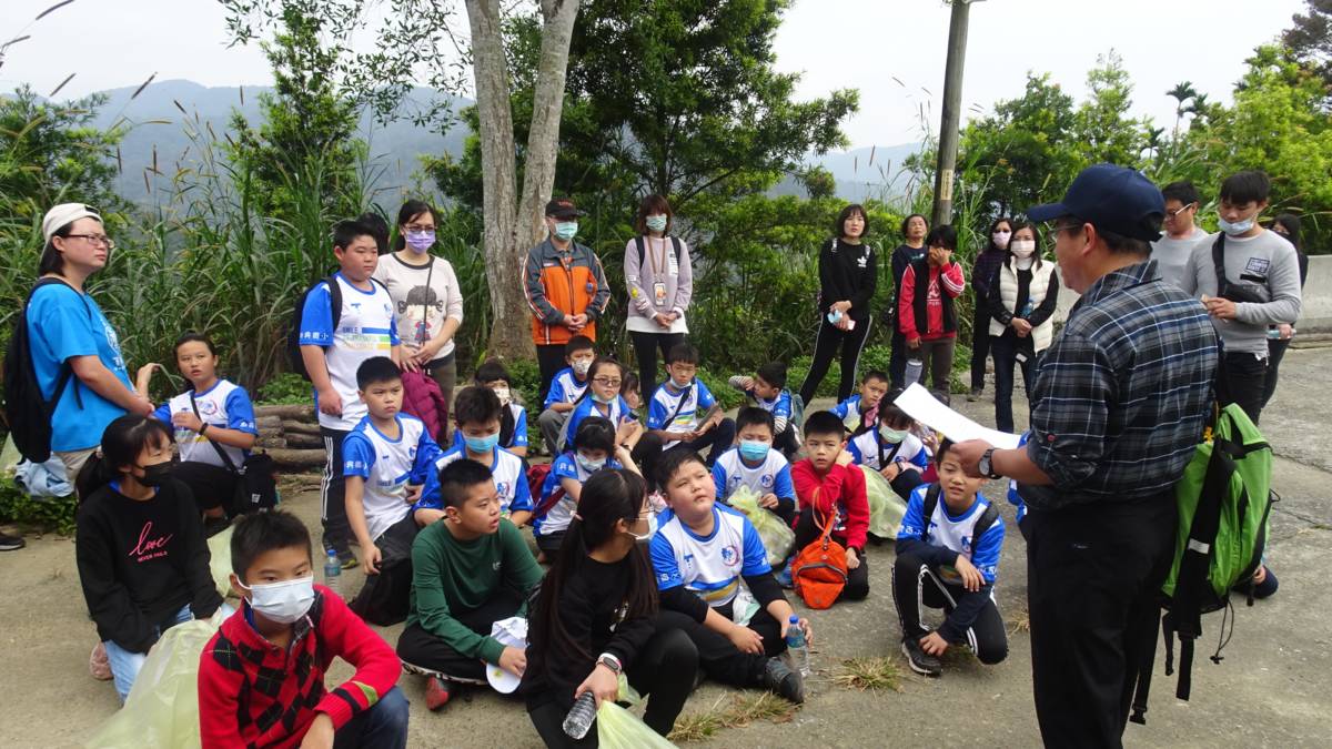 南投縣新興國小周進科校長與學生互動