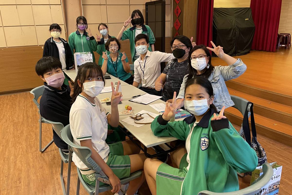 《古亭•成長驛站》的採訪編輯返回國小母校，重溫師生情誼