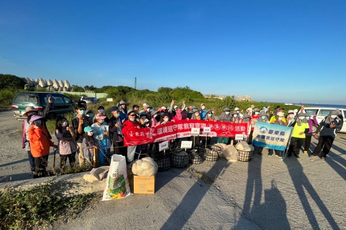 臺東縣環保局號召水環境巡守隊及東海國中學生約70人，在臺東市太平溪出海口淨溪、淨灘，共清理出37.68公斤垃圾。