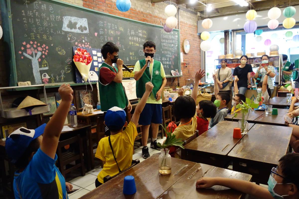 田中高中學生與新民國小學生們玩導覽搶答遊戲