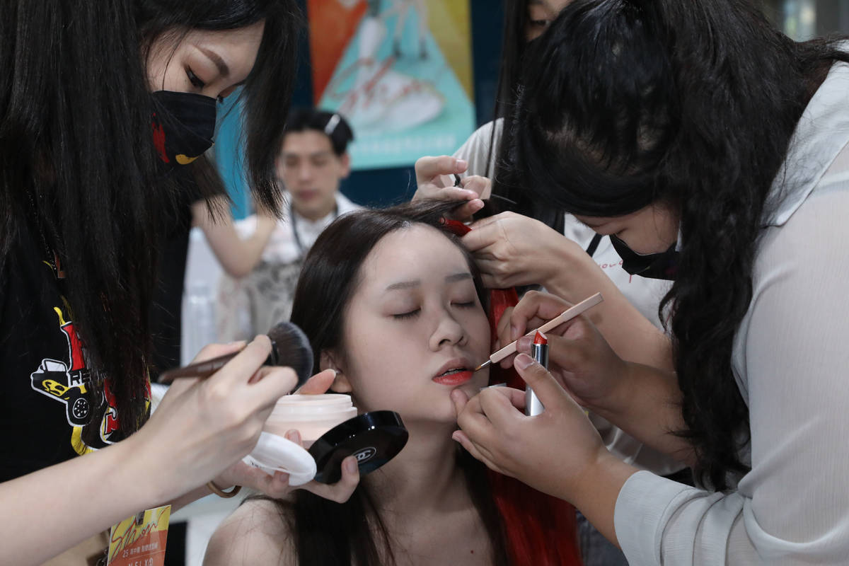 第8屆「秀17-臺北市青少年時尚造型設計競賽」各組參賽者細心設計妝髮及服裝造型