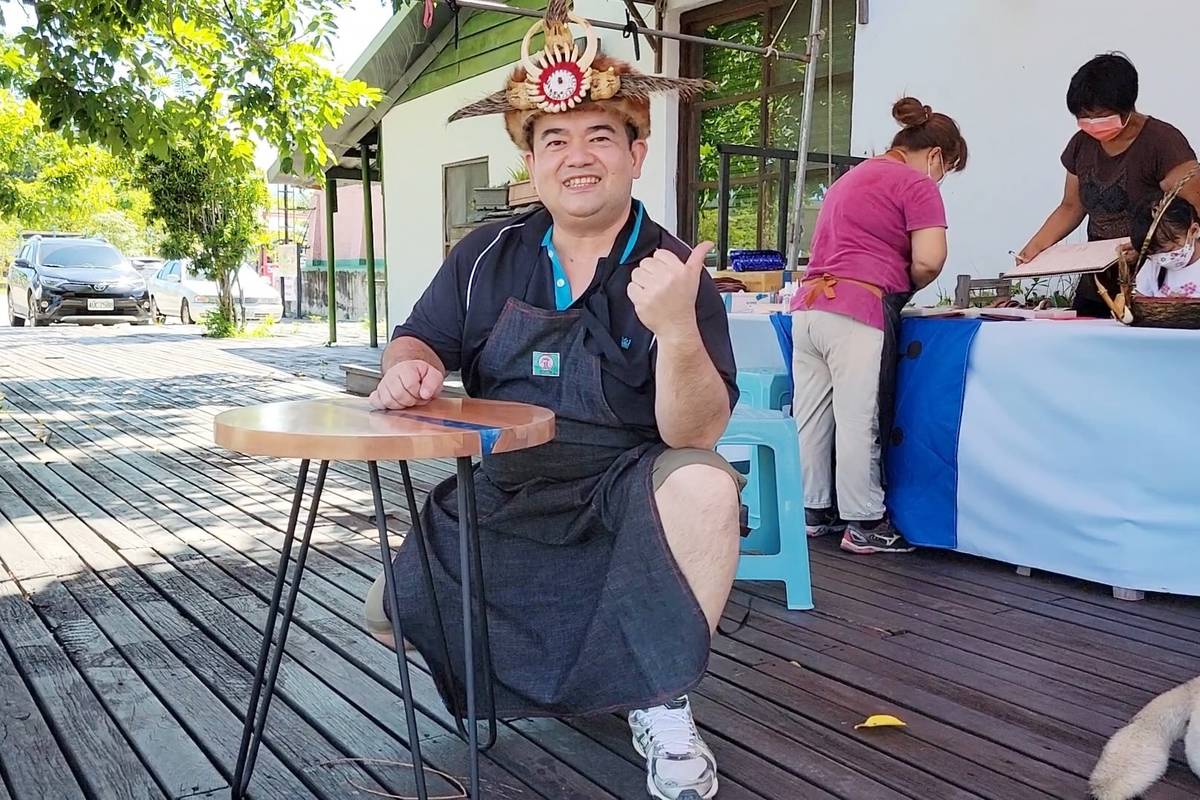 國立關山工商建築科辦理教師赴公民營機構研習，以漂流木構造與應用為主題，帶領教師們親手製作精美實木桌。