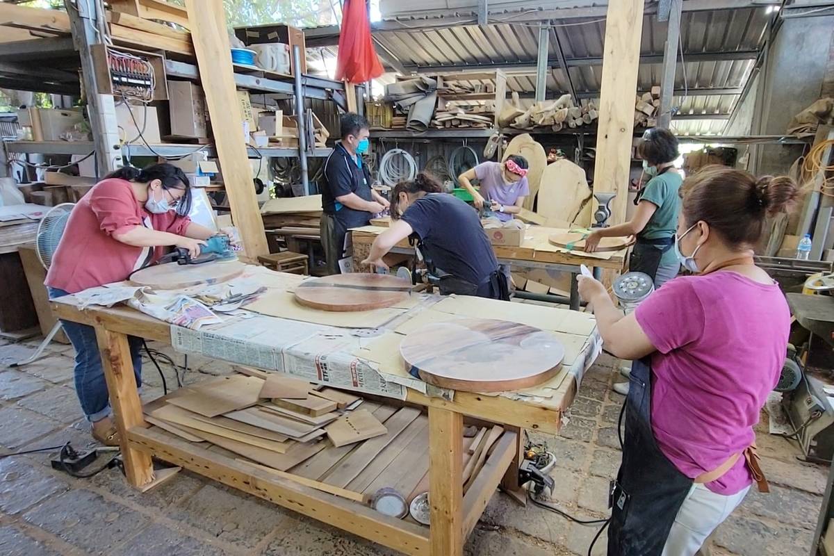 國立關山工商建築科辦理教師赴公民營機構研習，以漂流木構造與應用為主題，帶領教師們親手製作精美實木桌。
