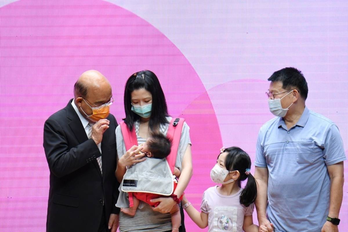 行政院長蘇貞昌關心助孕家庭 (行政院提供)