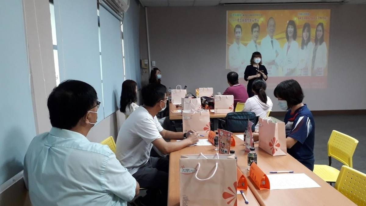 109學年度校園菸檳危害防制教育介入輔導計畫 「網紅就是你」短片競賽佳作學校-高雄市林園高中(國中部)-林園健康學園會議

高雄市林園高中(國中部)的兩部作品《破解神奇的電子煙戒菸法》、《振是要對決》在109學年度校園菸檳危害防制教育介入輔導計畫「網紅就是你」短片競賽中雙雙獲得全國佳作。學生將菸檳防制內容和YouTuber拍攝手法進行結合，不論是「醫生解惑」還是「對決辯論」的巧思都令人眼前一亮。參與同學更包辦了企劃、腳本、剪輯等工作，用他們獨有的方式，宣導反菸拒檳。學校方面，組成健康學園，邀請各學校分享菸檳防制經驗；於人行道設置無菸通學步道，提醒家長在接送學童時避免抽菸；健促團隊也將校慶、淨灘等活動結合菸檳防制。林園的健促團隊察覺學生接觸菸檳，多因家庭影響，所以更努力將菸檳防制觀念推進社區、深入家庭，讓林園學子能在良好的環境下茁壯成長！


採訪：高雄市林園高中(國中部)鄭敏卿學務主任、洪萩婷衛生組長、       王楷媞幹事、郭彥汝指導老師