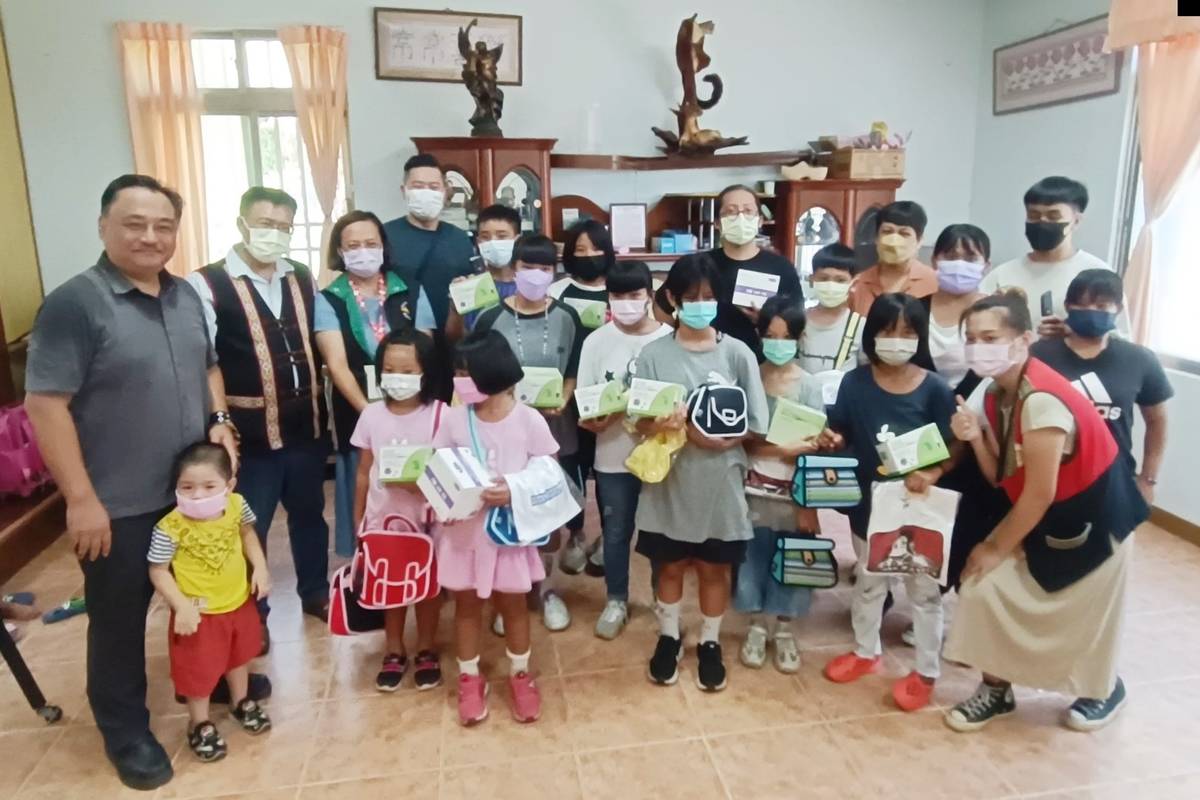 設計師林飛比號召朋友一起做愛心，捐贈紅葉部落課輔班自己設計的2D書包，也捐贈品牌潮T、口水快篩，希望拋磚引玉，幫助偏鄉部落。