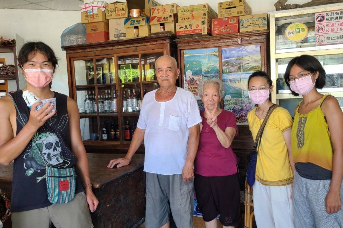 「寶島商號探險隊」團隊與泉成行雜貨店老闆合照。
