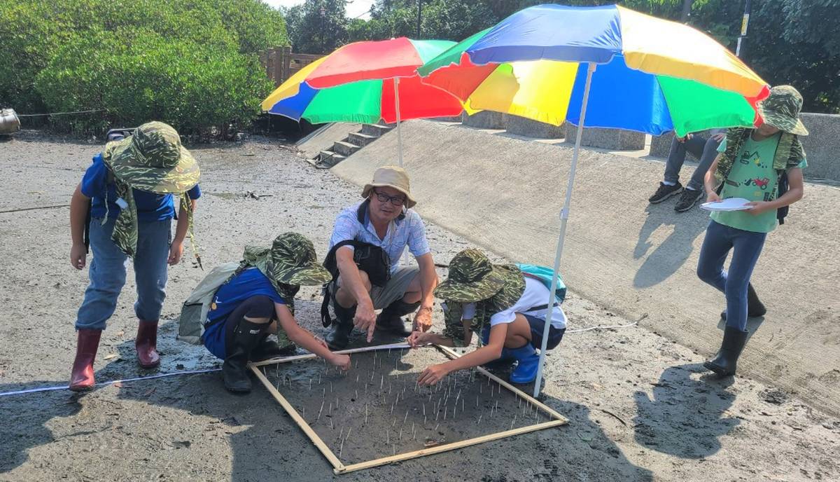 竹圍國小陳建興老師(左三)