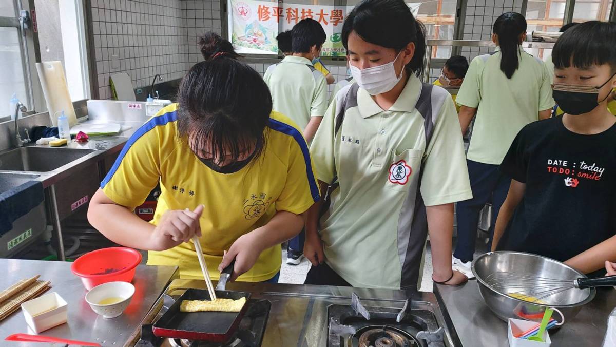 二水國中學生學習製作包著火龍果的玉子燒