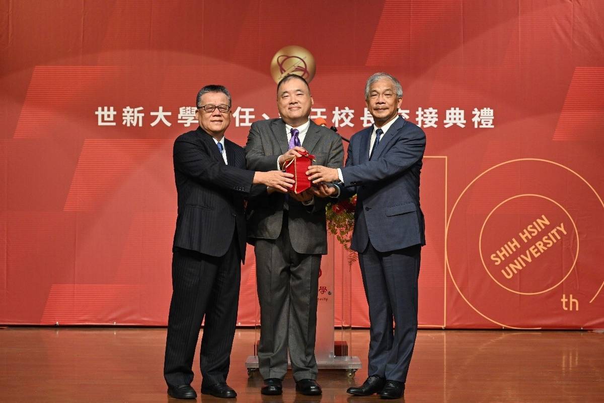 世新大學新任校長陳清河（右）於卸任校長吳永乾（左）手中接下印信，世新大學董事長周成虎（中）監交 (世新大學提供)