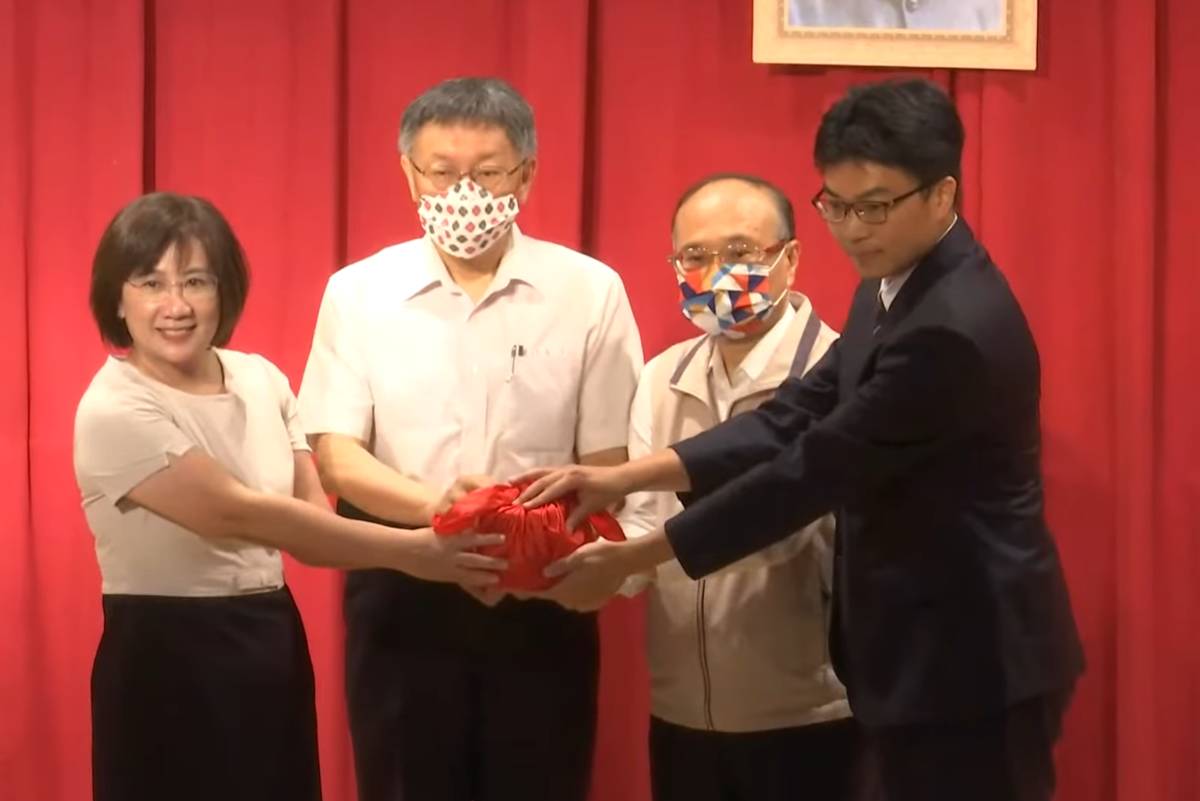 柯文哲市長、教育局曾燦金局長見證新卸任校長印信交接