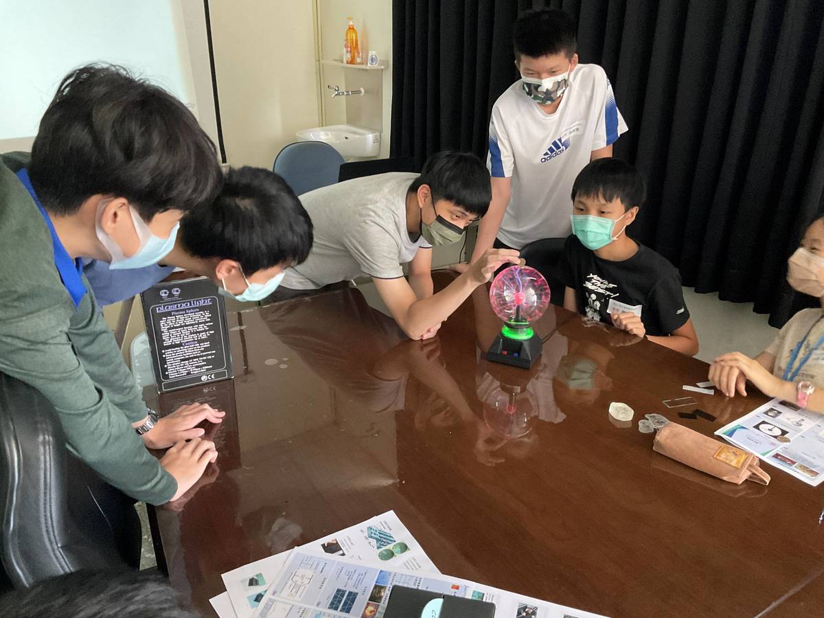 發現新知使用電漿球觀察電和光