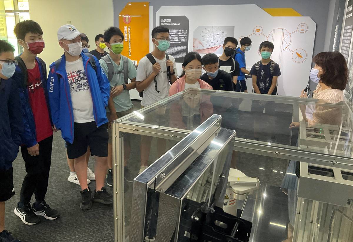 體驗科學園區探索館內的機械手臂的神奇的功能