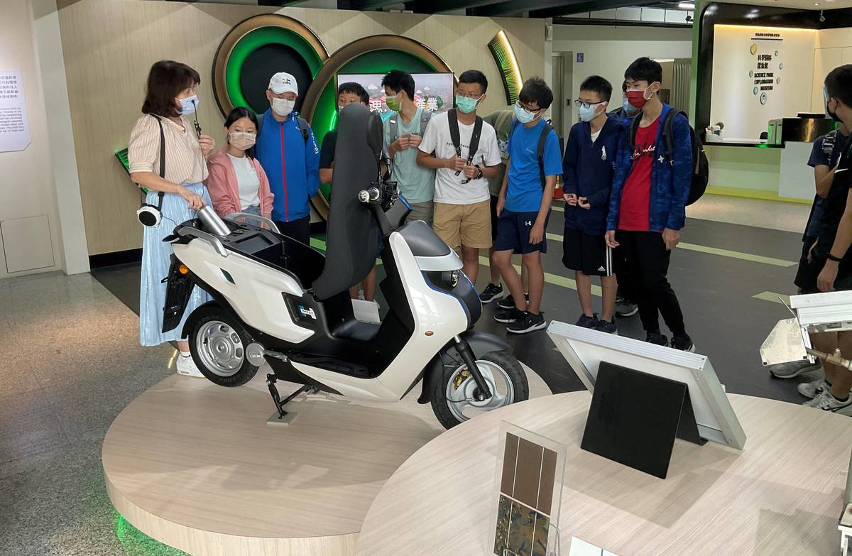 在科學園區探索館裡看見科技新產品氫能機車