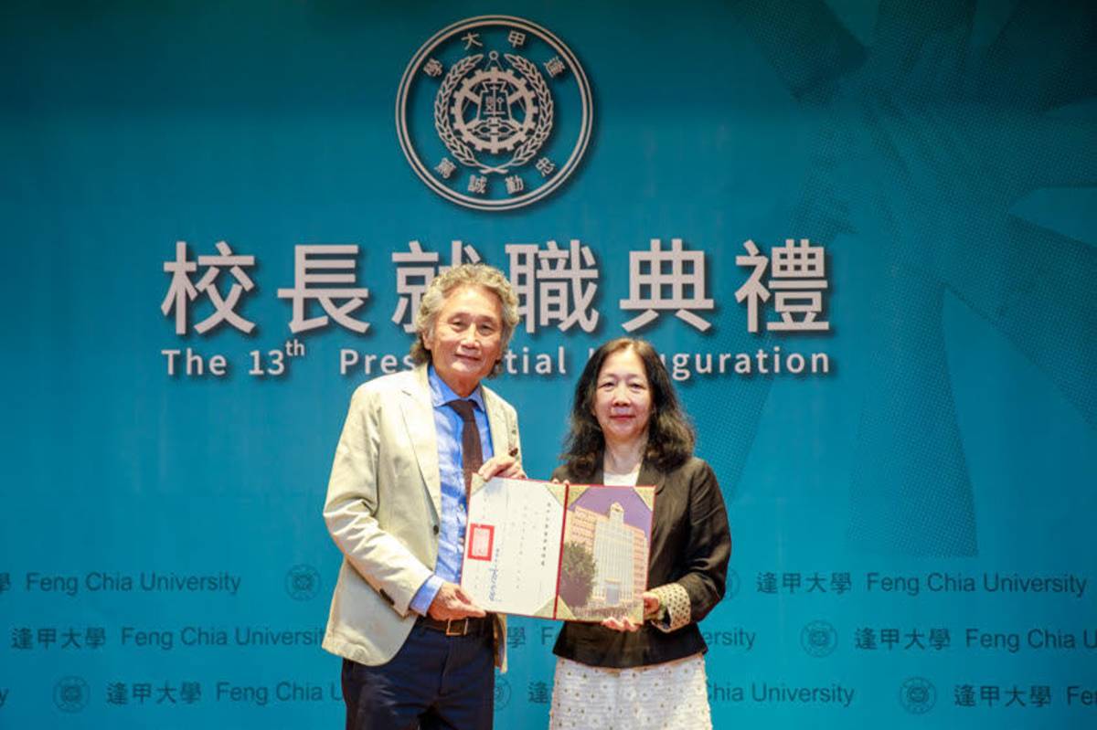 高承恕董事長(左)代表董事會頒發王葳博士聘書，成為逢甲第13任校長。