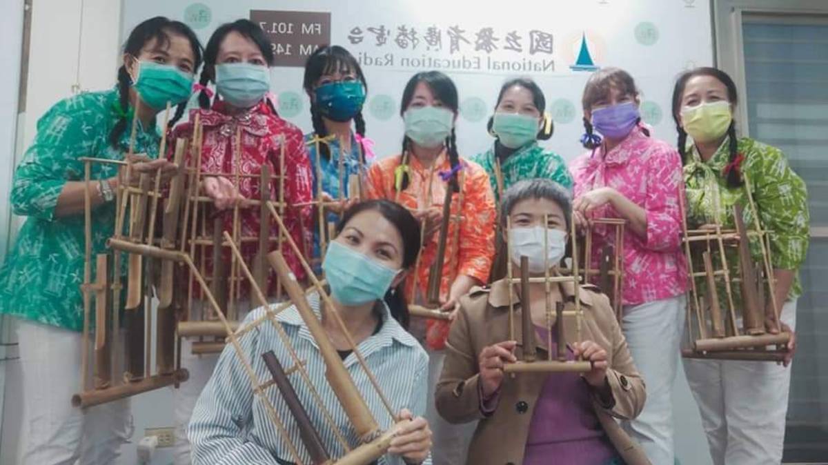 主持人與團員們合照