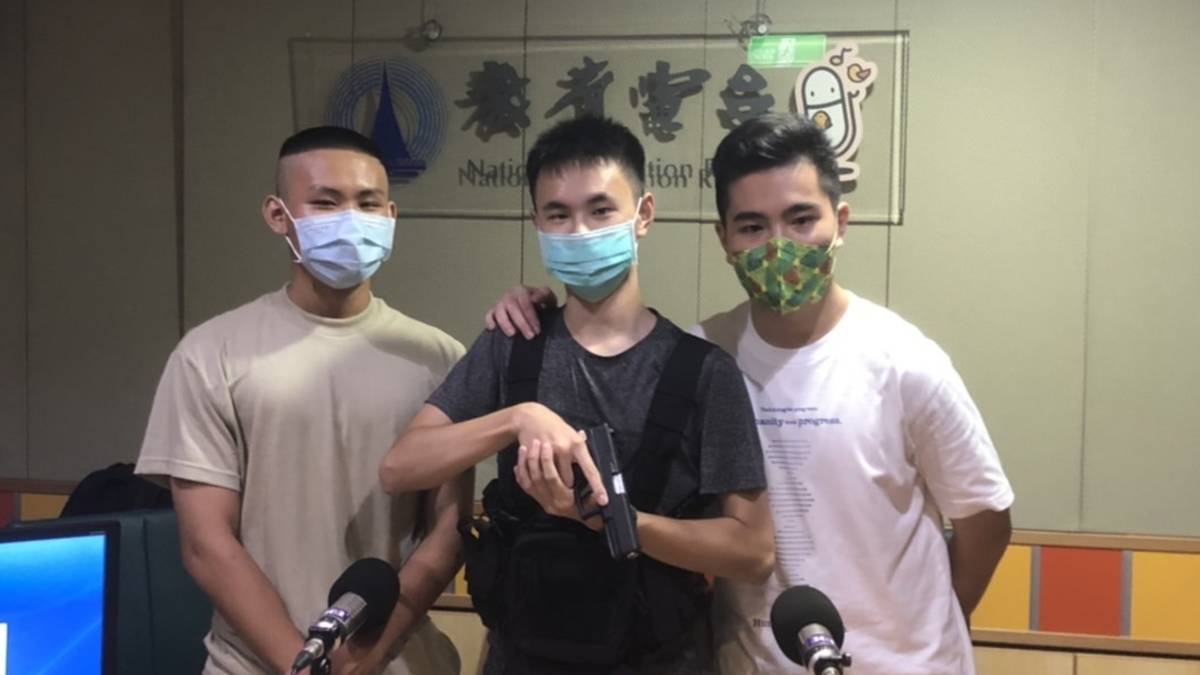 復旦高中生存遊戲社同學展示裝備