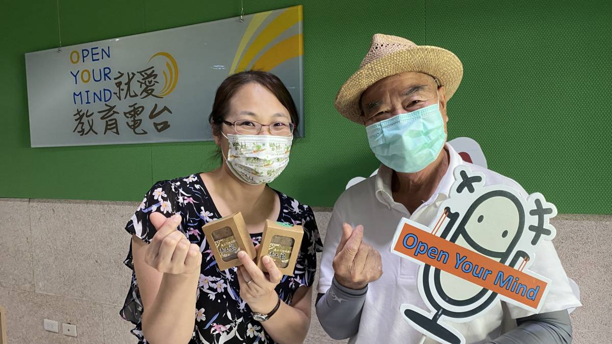劉炳賀(右)熱衷於推廣二水鄉與台語之美