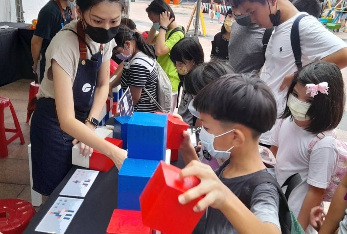 東山國小學童體驗「小小建築師的火箭挑戰」 