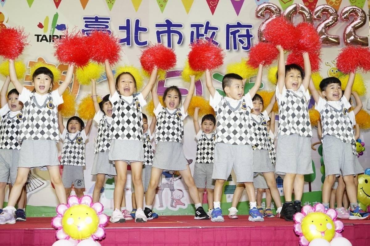 臺北市市政大樓員工子女非營利幼兒園小朋友帶來活潑可愛的表演