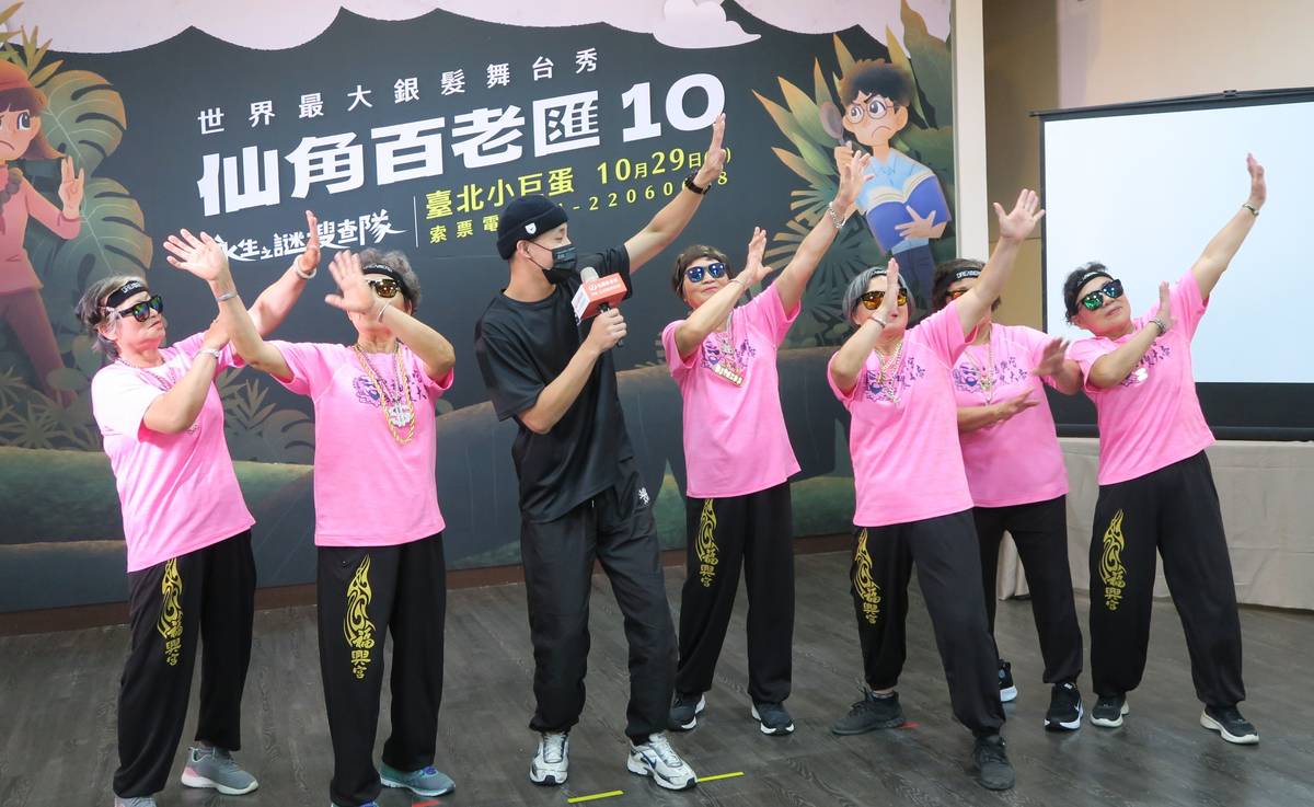 舞蹈老師楊竣翔(左3)用切西瓜的妙喻教阿嬤跳出帥氣動感街舞 (弘道提供)
