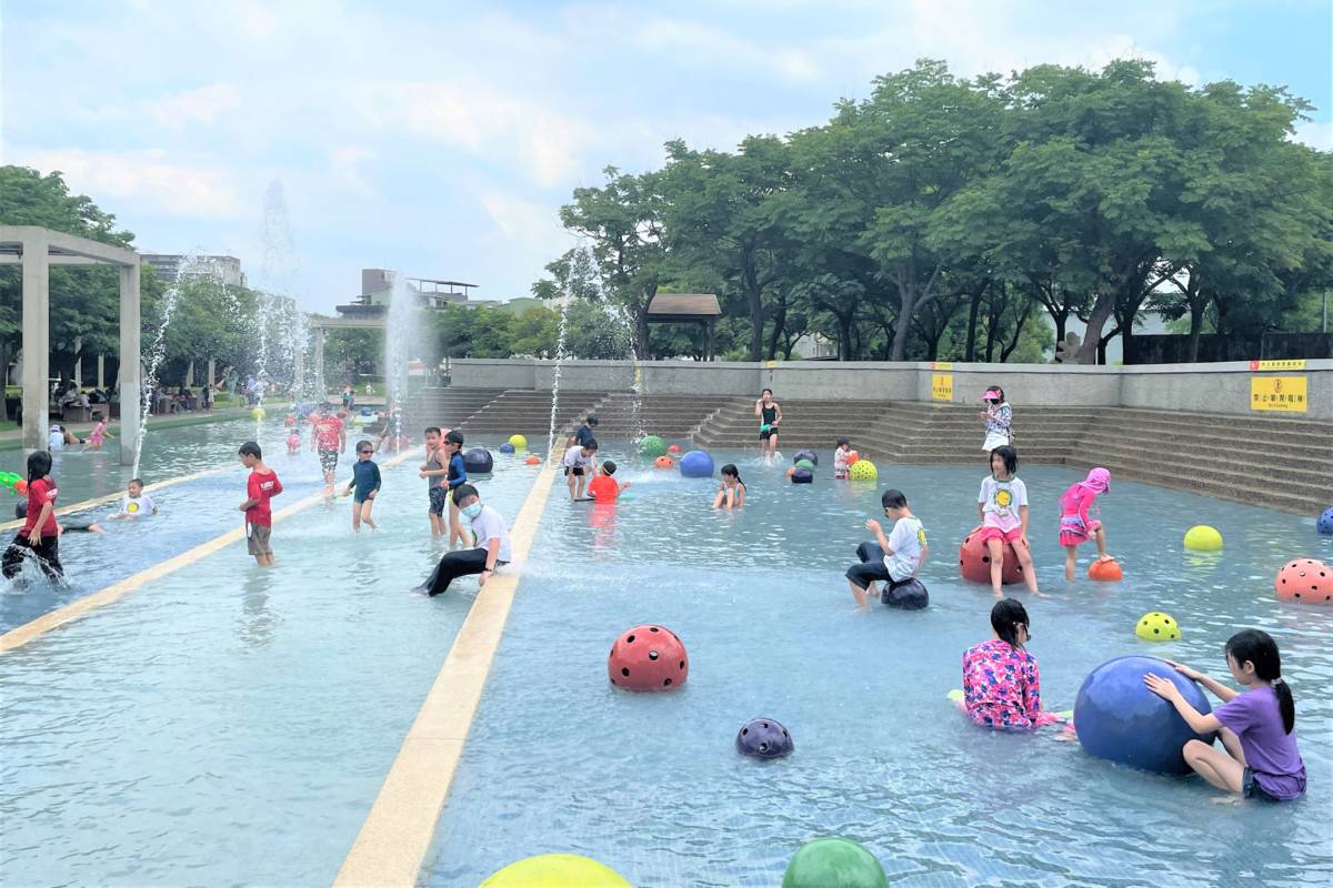 民眾引頸企盼陶博館陶瓷藝術園區的戲水池即日起解封 免費開放至10月