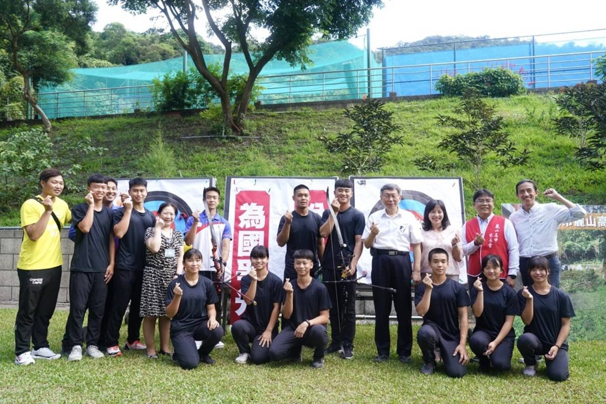 麗山高中射箭隊全中運、世中運光榮凱旋，柯文哲市長到校給予獎勵