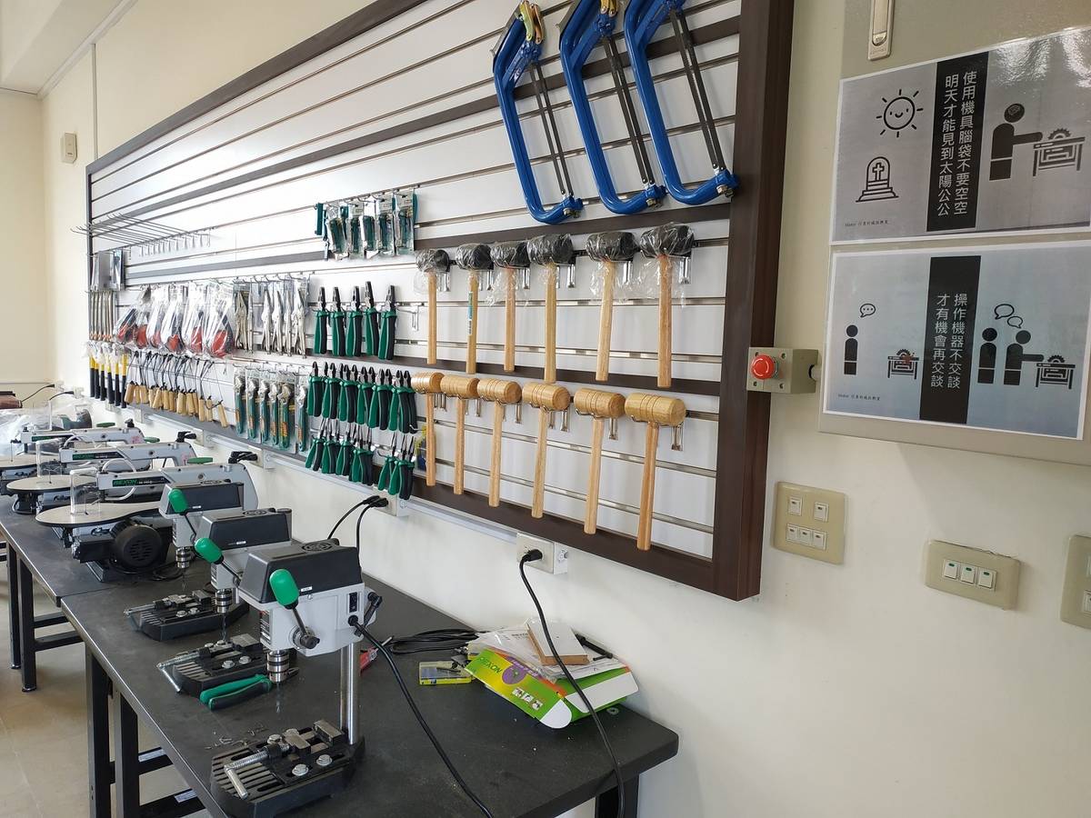 高雄市文府國中完成建置生科教室基本設備。