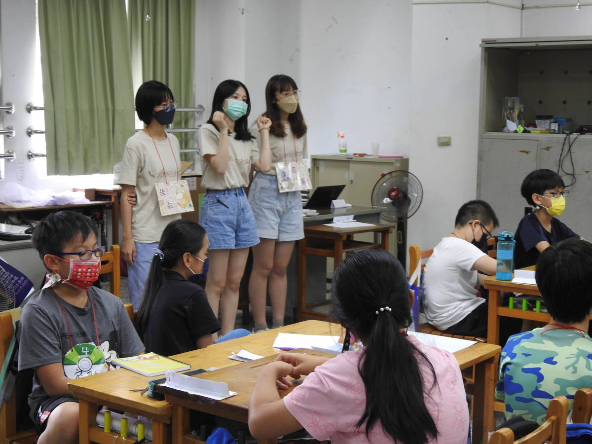 臺中教育大學師資生與孩子們打成一片