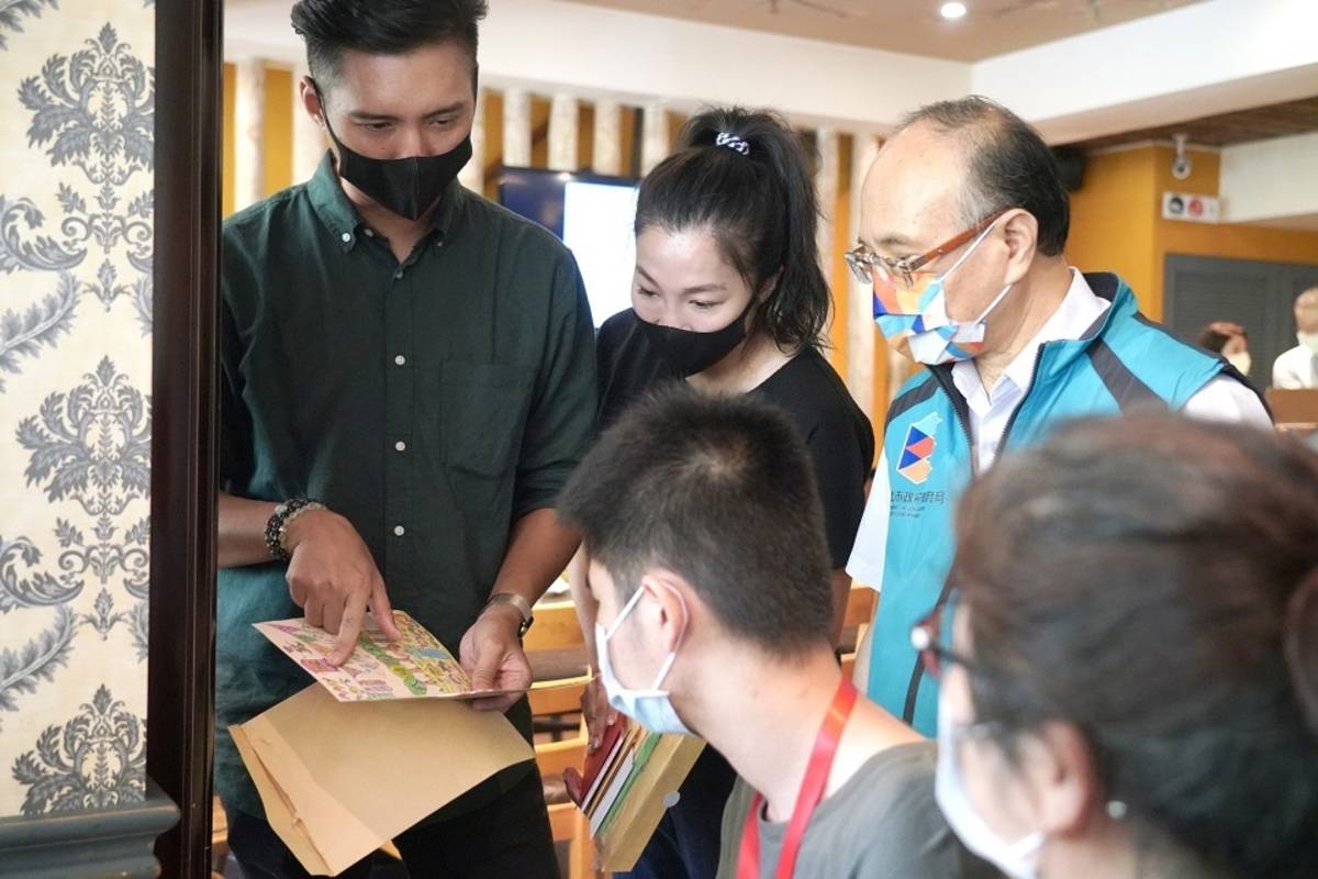 臺北市政府教育局認助清寒學生基金會認助人黃寶世(左一)收到孩子的祝福卡片備感溫馨