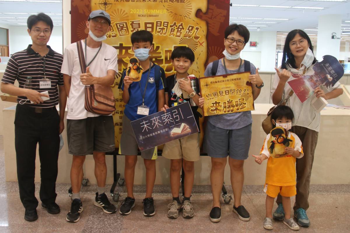政治系洪綾君老師（右二）帶著兩位就讀國小的孩子，和同事組成6人的隊伍「皮咏歡樂玩」