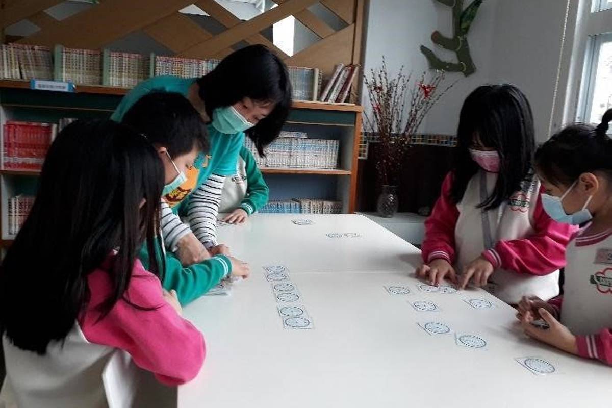 雙城國小老師黃綉茹運用鐘面卡 搭配二年級時間單元課程