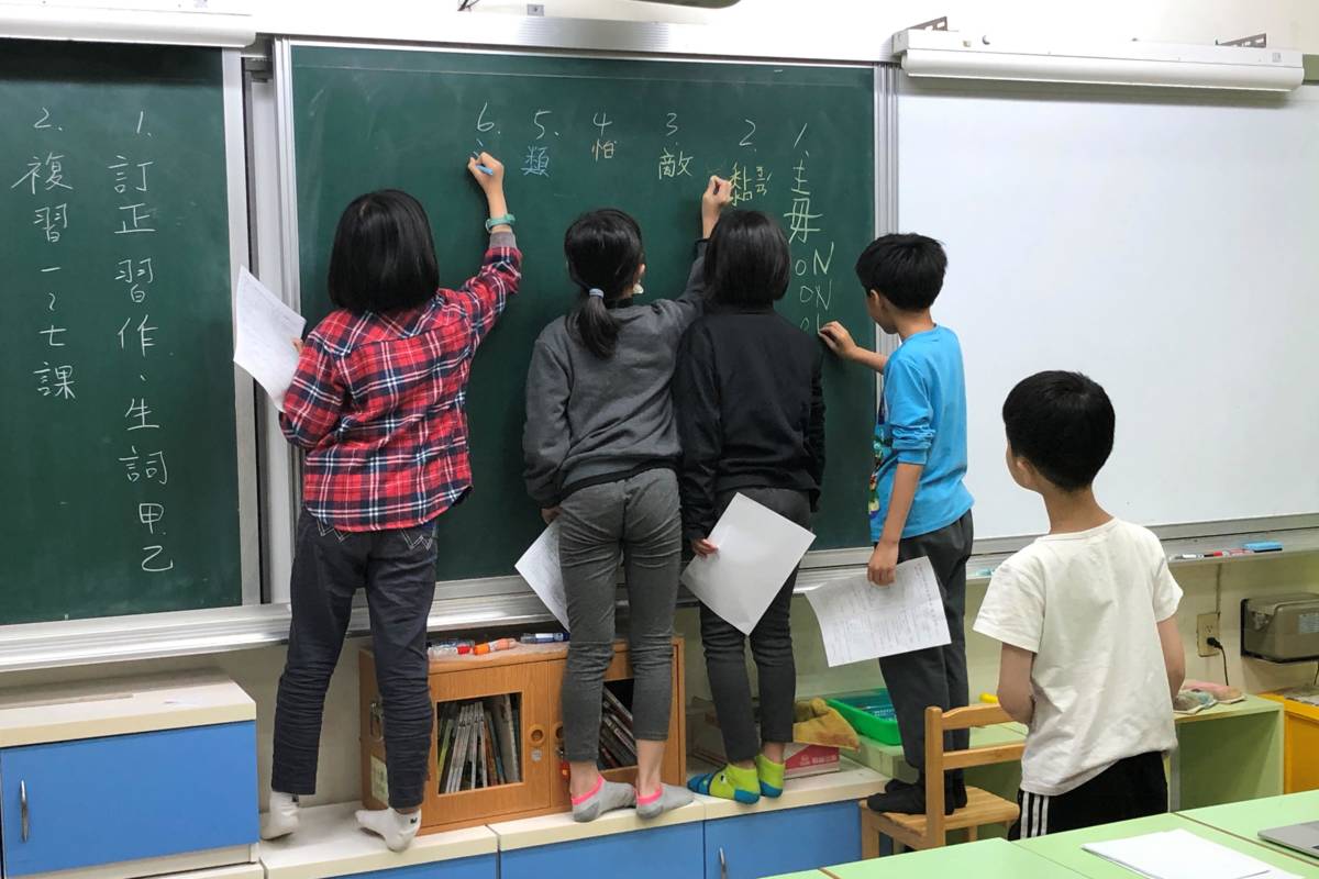 參加學習扶助的孩子們踴躍作答 相互討論