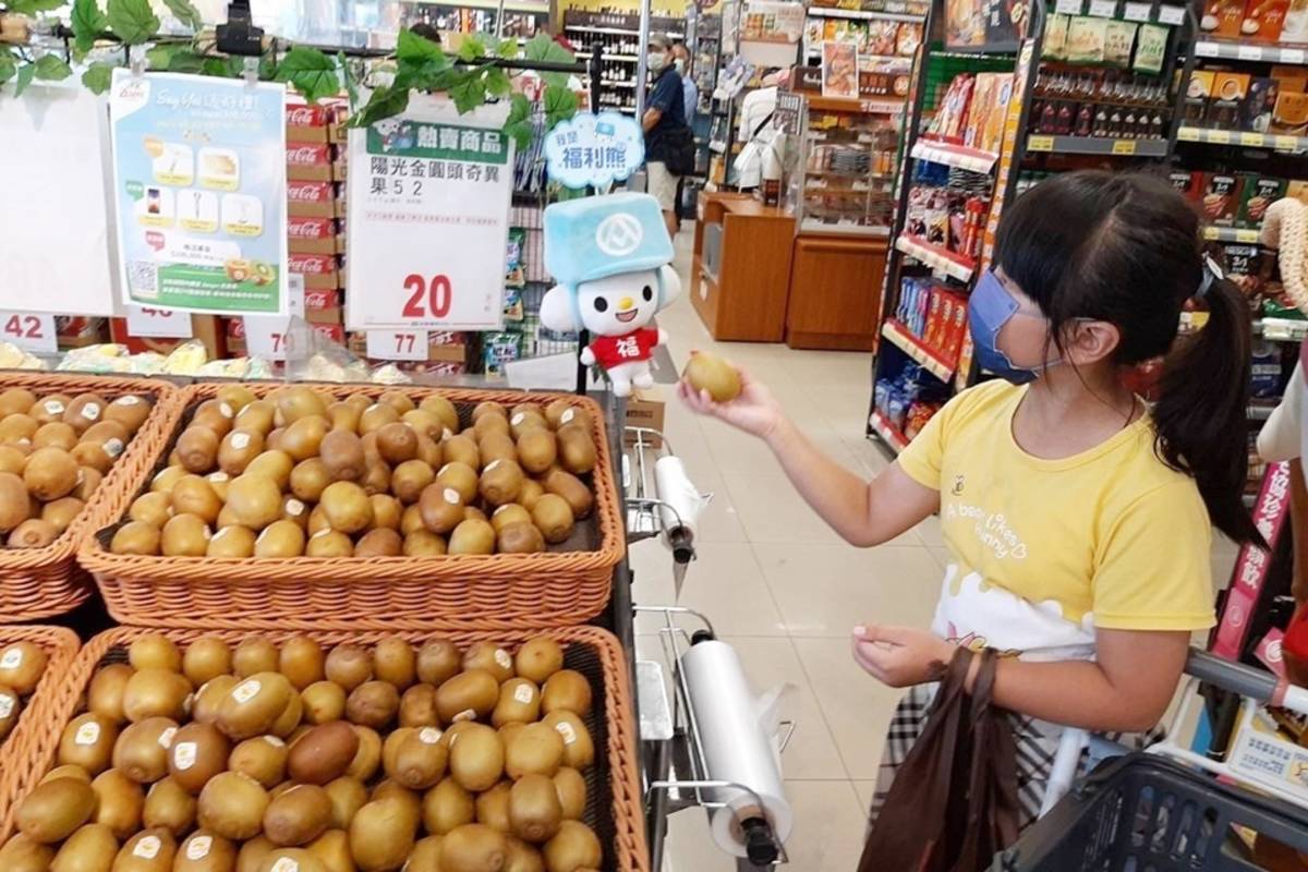 培養健康飲食觀念 臺東偏鄉課輔班學童賣場購物趣