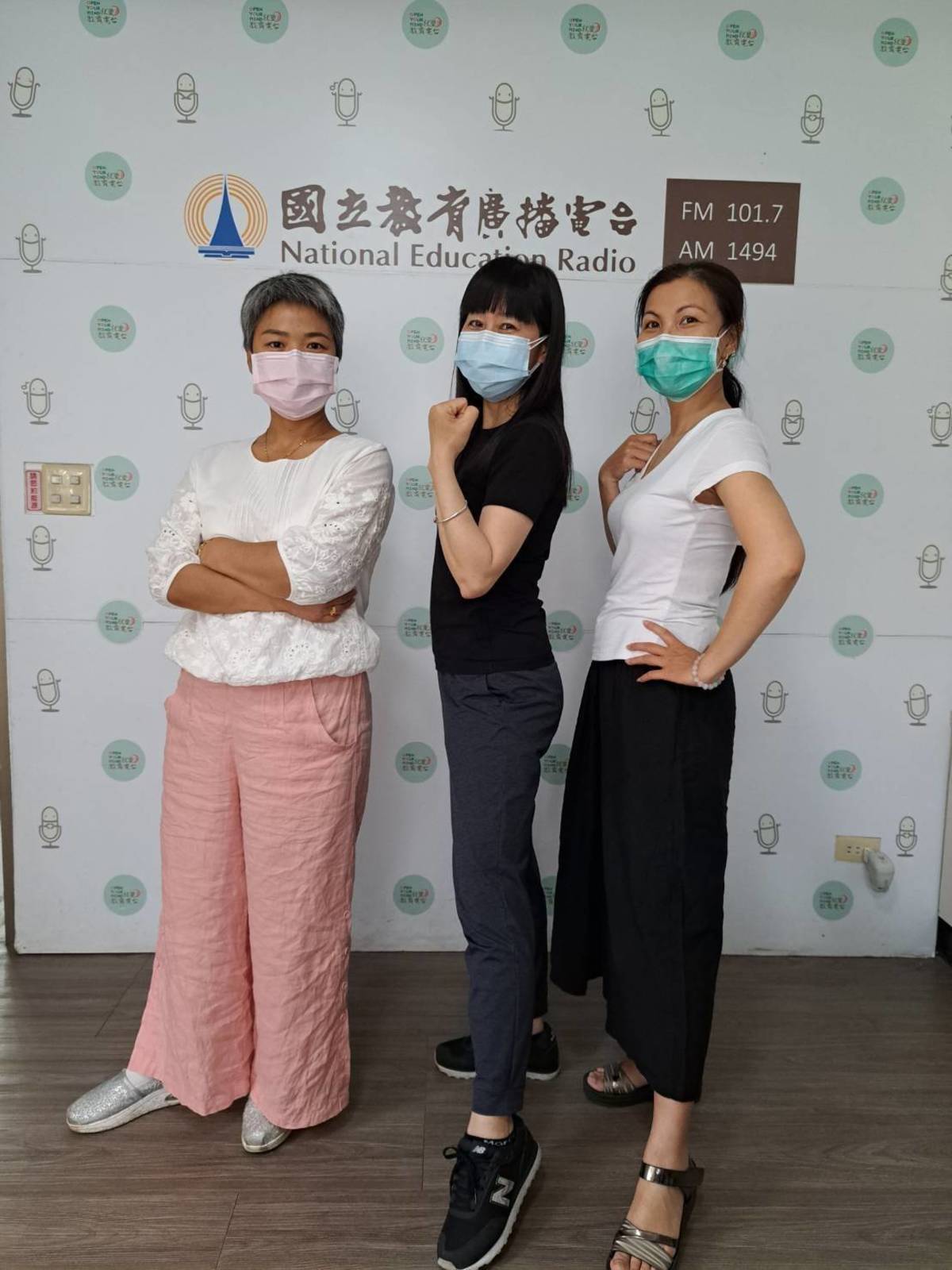 來賓小美(中)與主持人