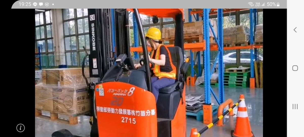 小美開堆高機英姿