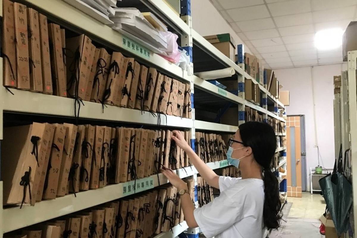 學生於嘉義縣財政稅務局房屋稅科工讀，協助排整各鄉鎮稅籍簿冊