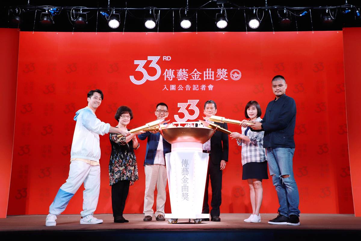 宣傳大使陳漢典（左起）、出版類召集人劉富美、戲曲表演類召集人兼總召集人徐亞湘、文化部長李永得、傳藝中心主任陳悅宜、總策展人汪兆謙共同點亮聖火