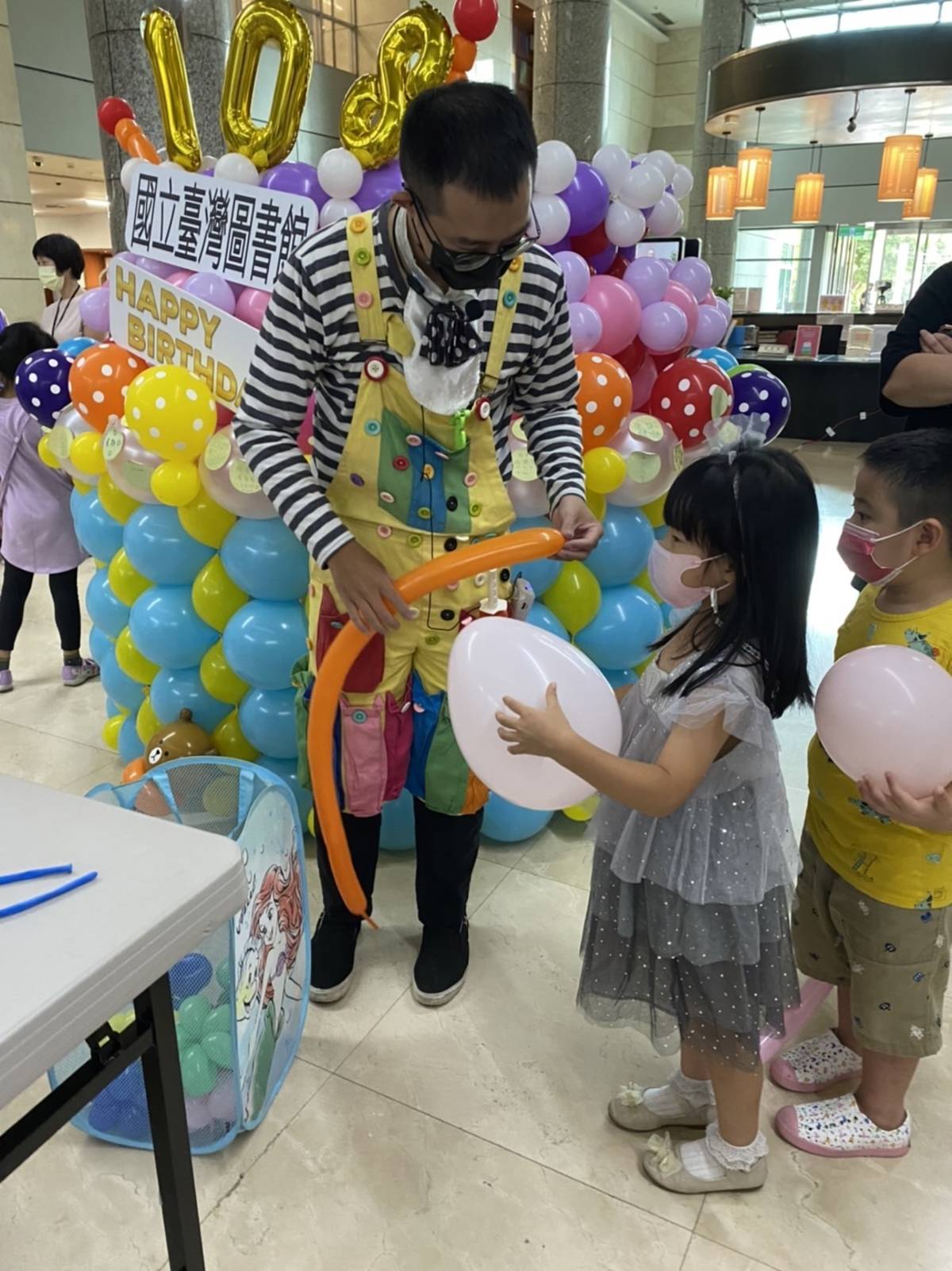 圖書館親子日舉辦氣球派對 (國臺圖提供)